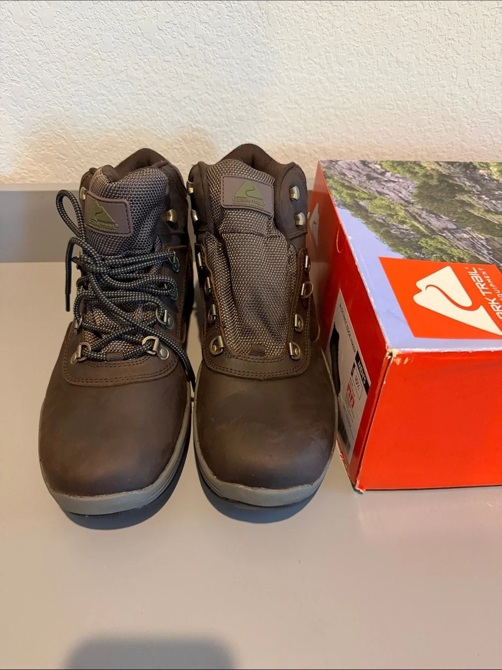 NWOT Men's Brown Ozark Trail Free Edge Hiker Waterproof Boots- size 10-1/2